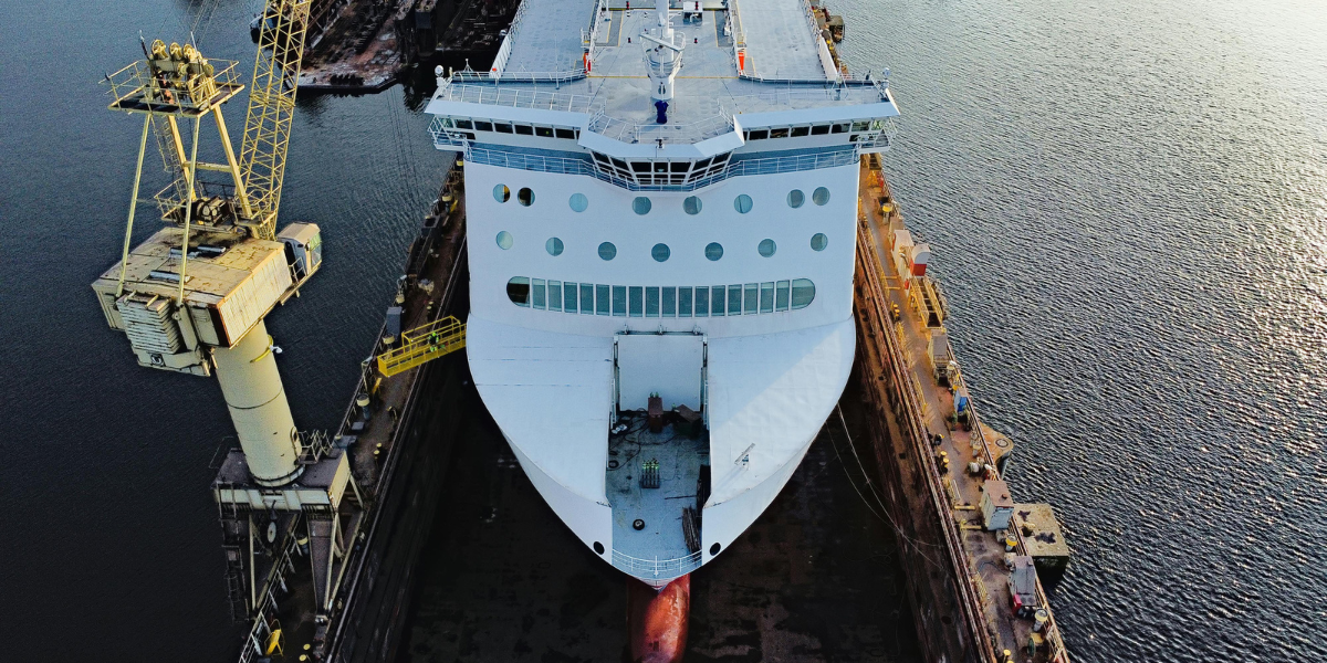 A white ship is between two side runners 