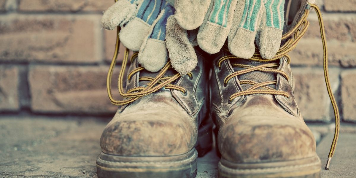 steel toes work boots with work gloves